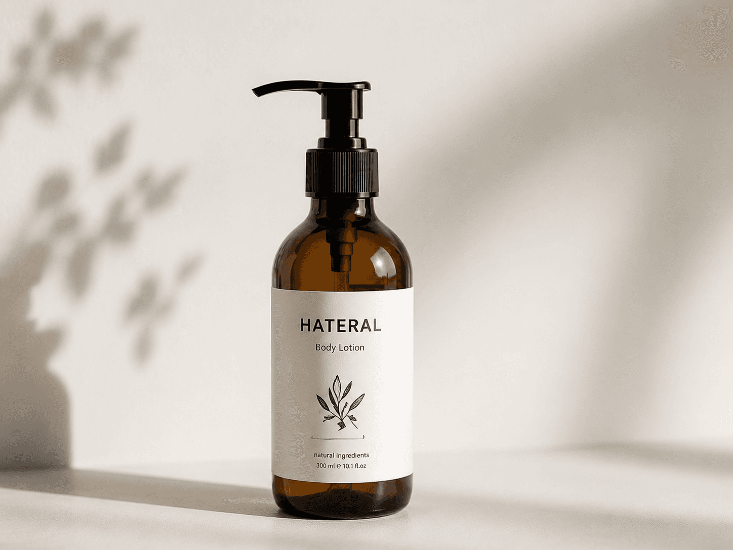 Минималистичная карточка Hateral с лосьоном на светлом фоне